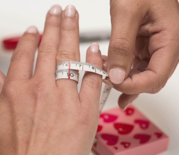 چگونه سایز انگشت و انگشتر خود را پیدا کنیم ؟